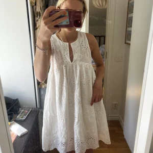 Sommarklänning  - Säljer denna otroligt fina sommarklänning. Köpt i Italien förra året och använd fåtal gånger. Den har superfint hålbroderi, dubbelt tyg och är inte genomskinlig över huvudtaget😊  Köpare står för frakt💗