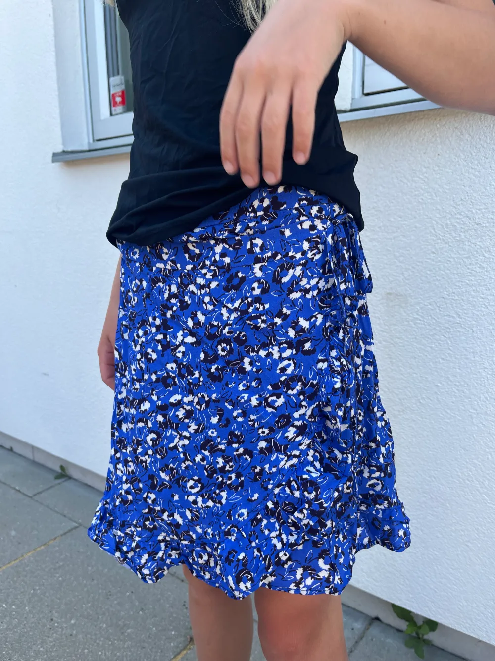 Säljer en super snygg sommar kjol som tyvärr börjar bli lite liten. Kontakta om du är intresserad!❤️. Kjolar.