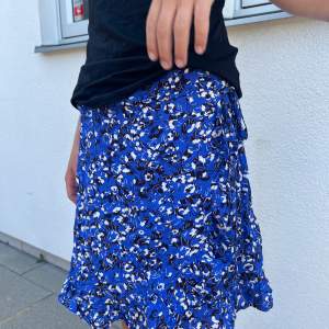 Säljer en super snygg sommar kjol som tyvärr börjar bli lite liten. Kontakta om du är intresserad!❤️