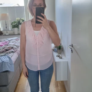 Somrig volangblus.  - Rosa volangblus från H&M. Strl 34. Inga anmärkningar. 