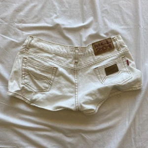 Lågmidiade shorts  - Lågmidiade vintege shorts i nyskick. Står storlek xl men sitter som xs/s på😍Frakt ingår ej i pris 