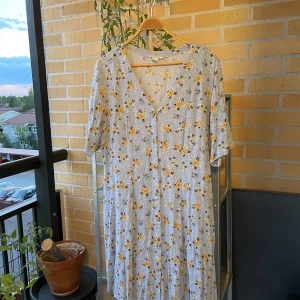 Blommig klänning, Monki - Somrig klänning från Monki, lätt och skön, perfekt för varma dagar! 🌷🌷