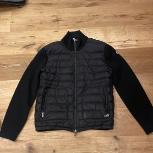 Moncler cardigan  - Säljer min moncler cardigan. Pga använder den inte så mycket och behöver pengar. Skick 9/10 ingen skada på jackan. Har ej kvitto och den är köpt på plick. Hör av er om ni undrar något 😁