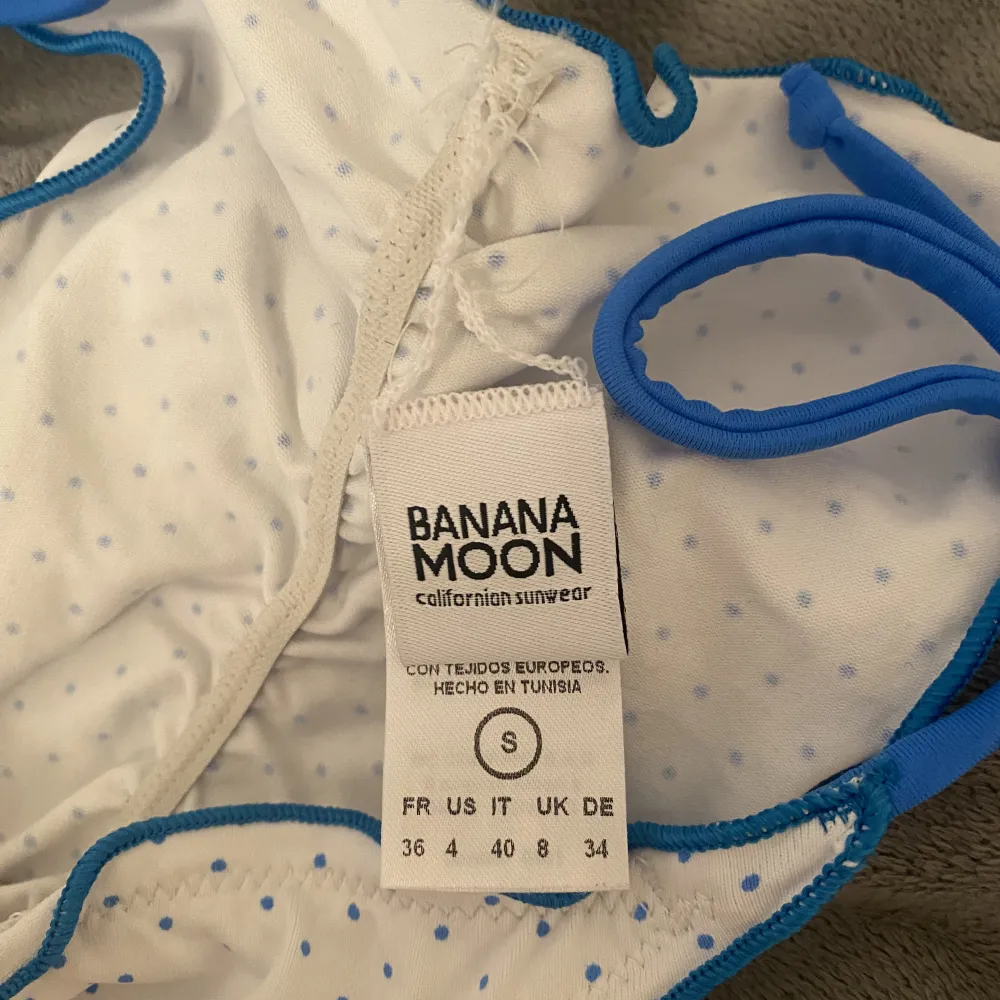 Jättefin bikini från Banana Moon aldrig använd så i helt nyskick. Vit med blåa prickar på. Nypris ca 1000. Det kommer även med en bikinipåse.. Övrigt.