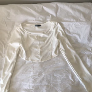 Shein tröja  - Vit tröja från shein. Har aldrig använts. I storlek M-38- US 6. Väldigt söt och i fintskick