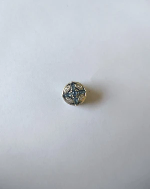 Pandora klar och blå glittrande berlock  - Nyskick, oanvänd. Nypris 699.