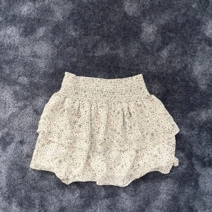 Volangkjol - Superfin volangkjol med blommor från Only! Perfekt nu till sommaren. Säljer då den inte passar mig i smaken längre. Storlek S men skulle säga att den passar XS - L (stretch i midjan). Hör av er vid intresse eller eventuella frågor❤️