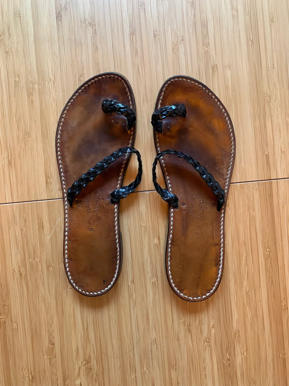 Säljer dessa Rondini St Tropez,  platta sandaler i strl 37/38, köpta i St Tropez. Inköpspris ligger på ca 2700 kr. Svarta läderremmar med brun lädersula. Skor.