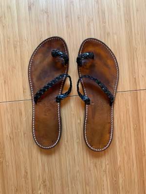 Säljer dessa Rondini St Tropez,  platta sandaler i strl 37/38, köpta i St Tropez. Inköpspris ligger på ca 2700 kr. Svarta läderremmar med brun lädersula