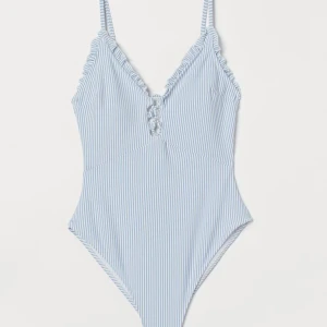 Skitsnygg volang baddräkt med öppen rygg - Skitsnygg blå/ vit randig baddräkt i volang med öppen rygg.  Inköpt på Hm för 299 kr, nu helt slutsåld i alla strl.  Strl 36 skulle säga en S ungefär: Knappt använd, säljer då den blev för liten. 