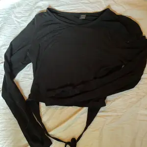 Långärmad tunn svart tröja från shein med knytning på baksidan (inte öppen rygg bara detalj där nere där man kan knyta åt midjan) använd fåtal gånger 