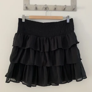 Volang kjol - Väldigt bra skick. Använt max två gånger. Stretchig i midjan. Bekväm