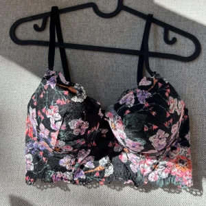 Bustier - Supersnygg bustier i nyskick. Perfekt att ha under en kavaj! 🥰