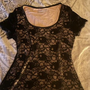 spetströja! - säljer denna jättefina spetströja som tyvärr inte kommer till användning då den är för tajt på mig, speciellt vid armarna D: darför skulle jag säga att tröjan är mer som en M än L! skriv för mer bilder eller exakta mått 😇