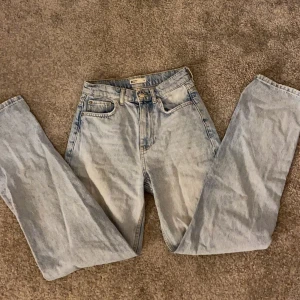 Jeans från Gina  - Jeans från Gina stl 32🩵
