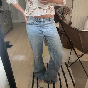 Jeans - Jeans med sömmar som sitter lite oversized💙