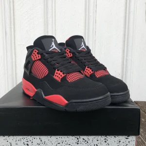 Air Jordan 4 Red Thunder - Säljer dessa Jordan 4 Red Thunder i storlek 43, dem är använda sparsamt så i väldigt bra skick, ser i princip nya ut. Box och orderbekräftelse finns, boxen har även några få skador. Skriv för fler bilder/frågor.