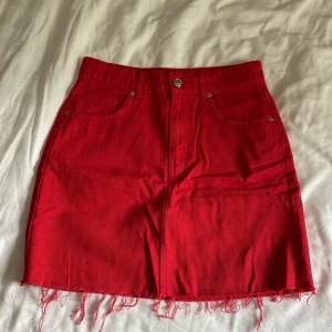 Jeanskjol i röd - Röd jeanskjol från Gina tricot i stl 34.