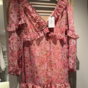 Rosa blommig klänning - En superfin rosa klänning i medium från stradivarius i Alicante. Den har inbyggd innerklänning. Testade inte i butik innan köp,För liten på höften på mig så säljer den för samma inköpspris 