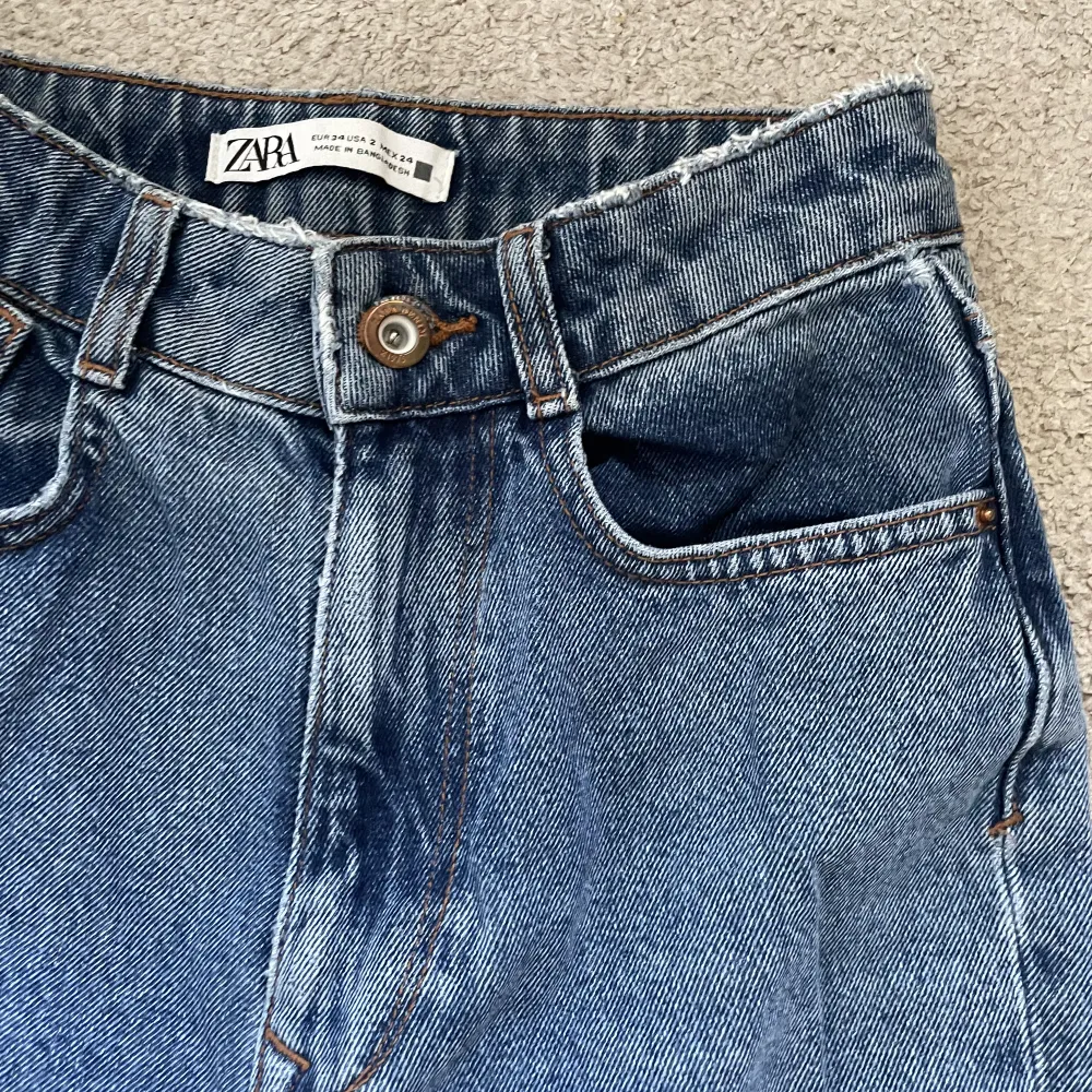 Jeans från zara i storlek 34, jag har sytt de på bakfickan pga att de höll på att bli hål men det syns knappt, kom privat för bilder! Nypris 300kr💓. Jeans & Byxor.