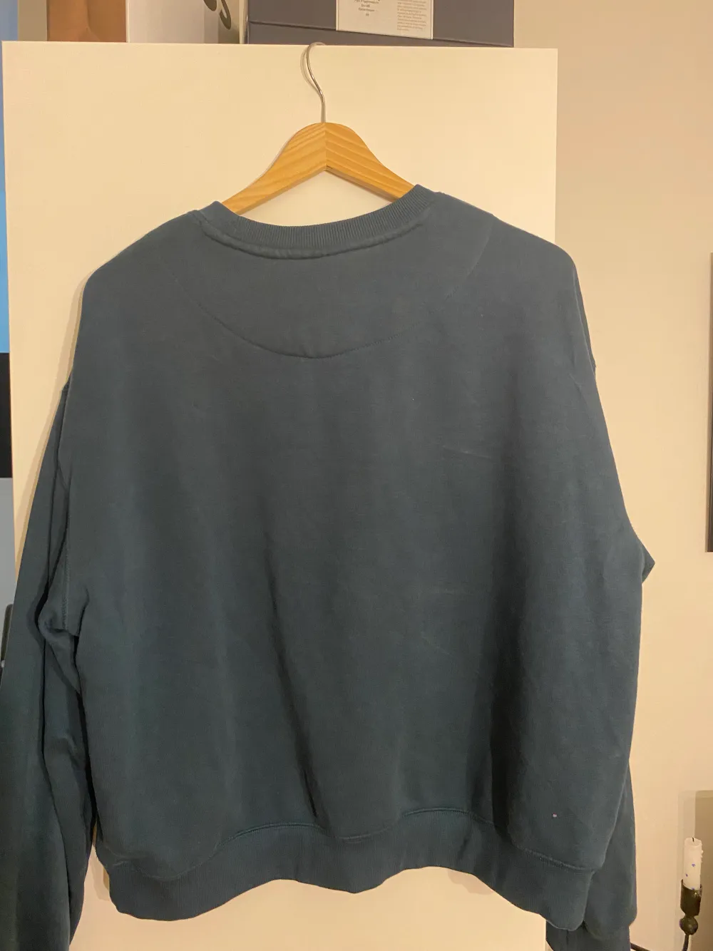 En blå/grön sweatshirt/crewneck från Weekday 💙 Såljer då den tyvärr inte längre kommer till användning 🩵. Hoodies.