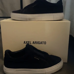 Laceless arigatos - Säljer dessa mörkblåa/svarta laceless arigatos i storlek 43. Dom är knappt använda och tvättas innan dom skickas, allt finns kvar, boxen, delivery note ( till min adress ) dustbagen och klistermärkena. Tänker mig runt 1700-1800 dom är som nya, diskuterbar