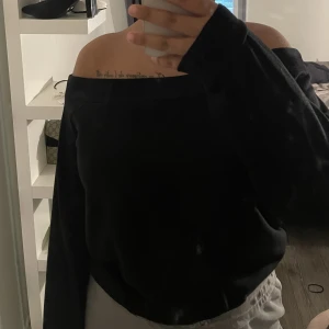 Off Shoulder tjocktröja  - Svart basic off shoulder tröja i tjocktröje material pris går såklart att diskutera 