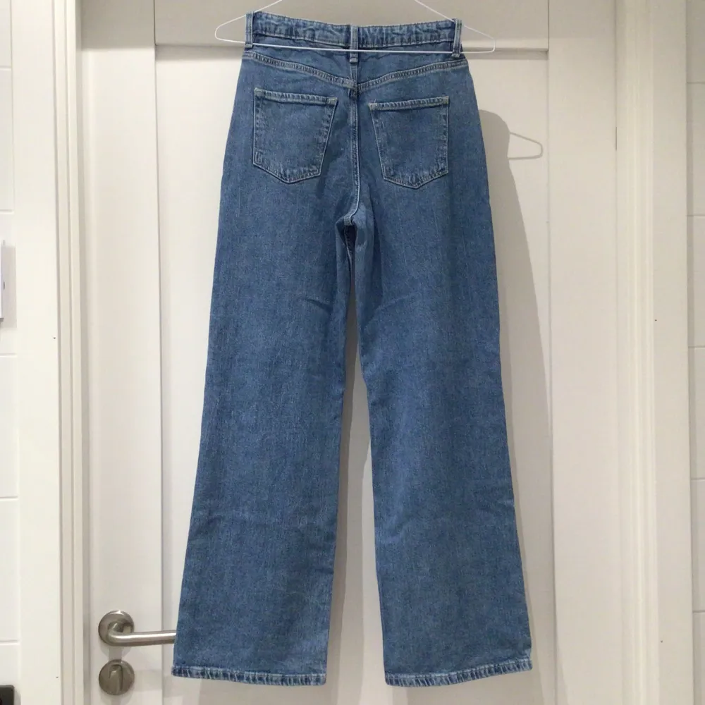 Supersnygga wide leg jeans från H&M!😻💘 Använda 2 ggr bara! 💞💐Inga defekter🌸 Storlek 152🫶🏼🫶🏼🫶🏼 . Jeans & Byxor.