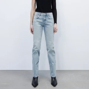 Zara jeans - Säljer dessa zara jeans i stl 40, sitter dock bra på mig som vanligtvis har 36/38 så de är små i storleken. Finns inte kvar på hemsidan. Hör av dig vid frågor💕