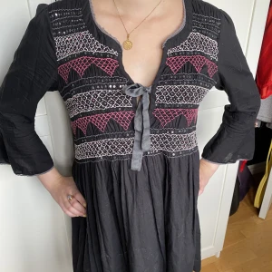 Odd Molly klänning - Supersöt svart odd Molly klänning med broderi, paljetter och pärlor upptill. Den är i storlek 2 vilket motsvarar storlek M. Den funkar också på mig som har storlek S. 