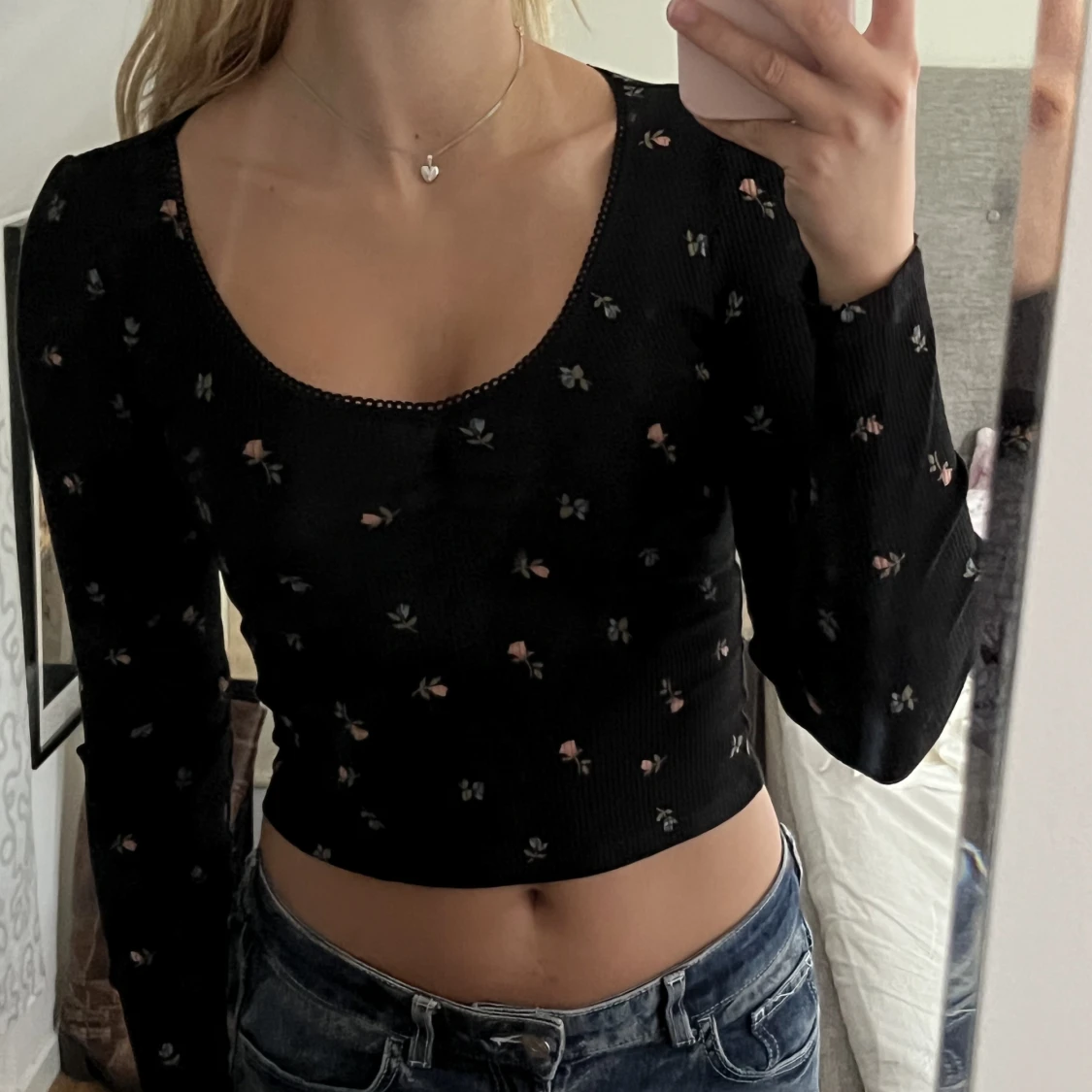 Croppad långärmad blommig topp