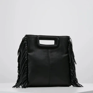 Maje väska  - Jätte cool maje väska och maje band. Köpt i maje butiken i Stockholm. Dustbag finns med. Inga defekter. Nypris på väskan ca 3000kr och nypris på väskbandet ca 2000kr. Skriv privat för fler bilder och frågor. Har inget bestämt pris än men ca det nedan💕💕