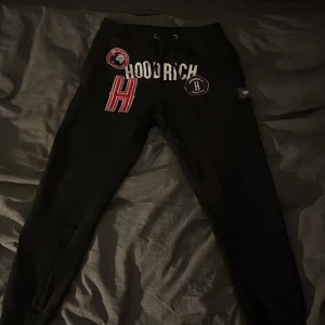 Hoodrich mjukisbyxor - Säljer ett par hoodrich byxor för att dem har blivit för små. Dem är Lite liten i sin storlek.