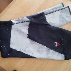 Träningstights  - Snygga träningstights från Reebok i storlek S. Använda men i fint skick.
