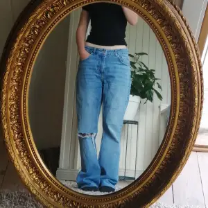 Oversized jeans från Ginatricot (flared) strl 40 längd? (Uppsydda och förlånga på mig 160) Använt skick. Meddela gärna vid frågor osv! Köparen betalar alltid frakten! 💘💘