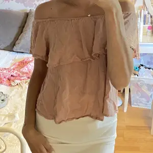 Off shoulder topp, från Nelly.com.  ”Gammal” rosa i färgen. Kände mig inte bekväm i den o därför aldrig använd. Köpt på plus size avdelningen hos Nelly, Storlek S men passar M.  Stryker självklart tröjan innan jag skickar den 💗🫶🏻