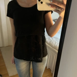Svart spets topp S - Intressekoll på denna svarta spets topp då jag har liknande. Storlek S, från Lindex men köpt på Sellpy. Super snygg att ha med en vanlig svart t-shirt över som jag har på bild 1, men oxå precis som den är. Hör av er för flera bilder eller andra frågor 💓