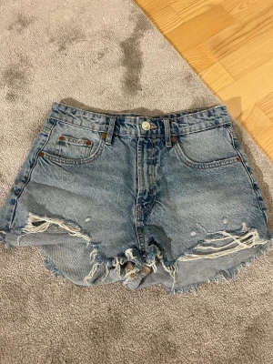 Zara jeansshorts  - Jättefina jeansshorts från zara, knappt använda i nyskick. Kan tyvärr inte ha dom längre 💕