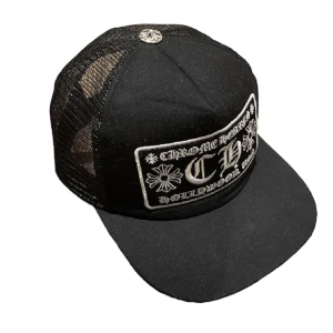 Chrome heart keps  - One size, köpt i LA förra sommaren, inget og. Äkta silver på knappen uppe på kepsen