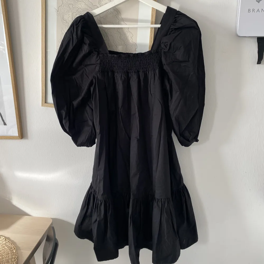 Väldigt populär klänning från H&M i svart. Storlek XS och något för liten för mig därför säljer jag :( Väldigt fint skick då den inte är använd.. Klänningar.