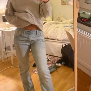 Ljusblå Levis jeans  - Säljer nu ett par Levis jeans jag köpte för ett tag sedan men inte längre kommer till användning💓Är 160 och det är snäppet för långa för mig (byxkanten är lite uppvikt på bilderna)! 💓 hör av er för mer frågor