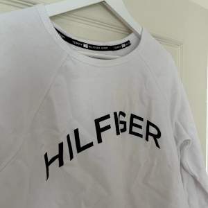 Säljer denna snygga college tröjan från Tommy Hilfiger då den tyvärr inte längre kommer till användning. Är i väldigt bra skick då den endast använts två gånger💕hör av dig om du vill ha fler bilder, pris kan diskuteras🥰