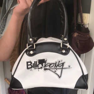 Billabong väska - En jättesöt Billabong handväska som man får plats med mycket i. Den är i ett väldigt fint skick och det finns inga defekter på den så vitt som jag kan se. Priset kan diskuteras, fråga gärna om du undrar något. Nypris: 399kr💋😋