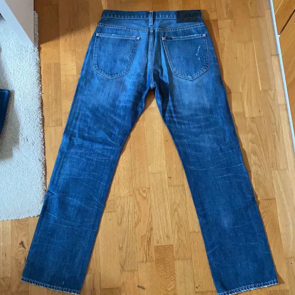 Helt nya Lee blake jeans. Coola jeans med fin färg & några små hål som ger dem en modern cool look i straight/bootcut passform. Jeans & Byxor.