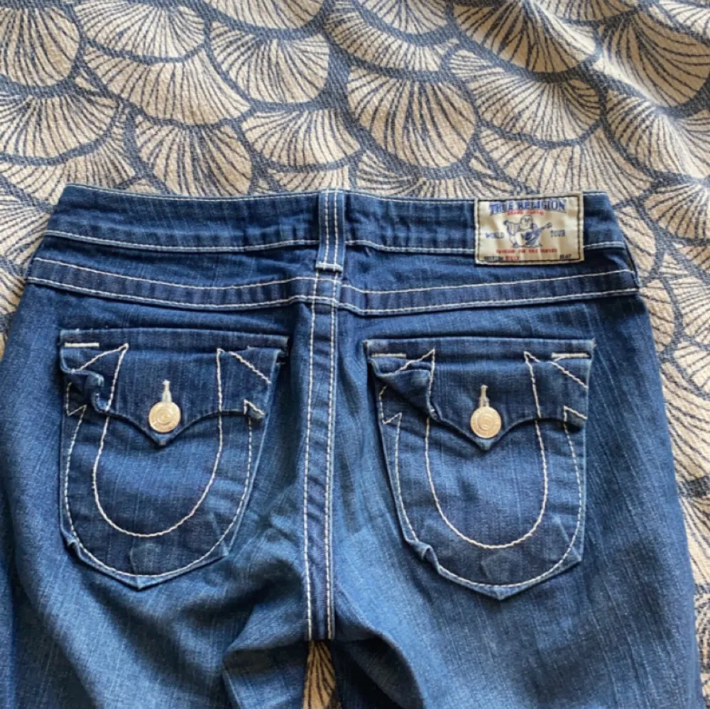 True religion, storlek 28. Perfekta flared jeans även low-waisted. Använder de ej längre❤️. Jeans & Byxor.