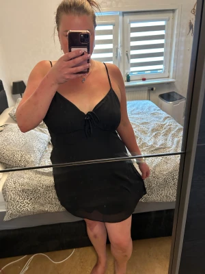 Chiffongklänning ny med tag kort  - Märkt storlek 50 men passar 46/48. Tag kvar 