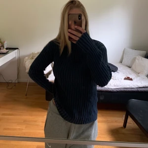 stickad Half zip - En blå stickad half zip tröja, jätteskön och snygg men använder aldrig. Står ingen storlek men gissar på s-m