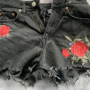 Svarta jeanshorts med två blommor på Frakt 29kr med postnord eller instabox 