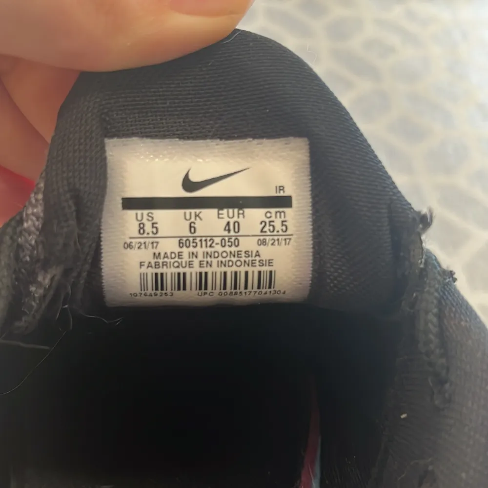 Svarta sneakers från Nike i storlek 40. Knappt använda och säljer för att de inte passar mig. . Skor.