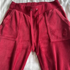 Juicy couture  - Röda juicy couture byxor i storlek xs köpta på plick💞 
